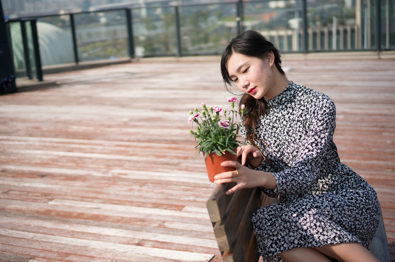 碎花裙女生遭遇暴力，拼尽全力敲打行凶者